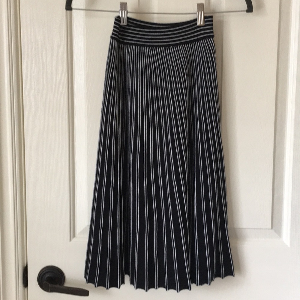 SAKS FIFTH AVENUE BLACK STRIPED PLEAT SKIRT XS